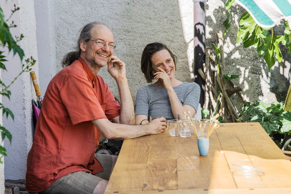 Chez la Simone, Dora et François sur la terrasse